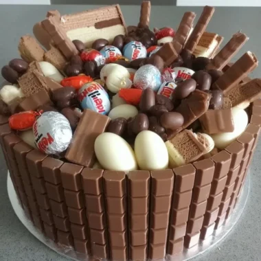Delicious No-Bake Kinder Chocolate Cake topped with chocolate and Kinder chocolate bars