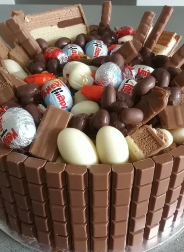 Delicious No-Bake Kinder Chocolate Cake topped with chocolate and Kinder chocolate bars