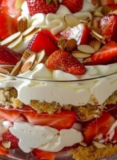 Delicious strawberry cheesecake trifle with layers of fresh strawberries and creamy cheesecake.